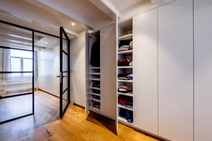 Wardrobe with push to open doors - Jeroen Kool